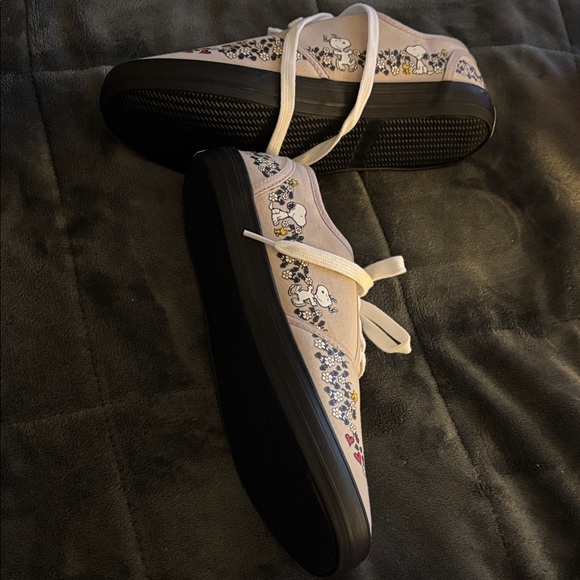 Snoopy Canvas Sneakers - Beige and Black - Picture 2 of 7